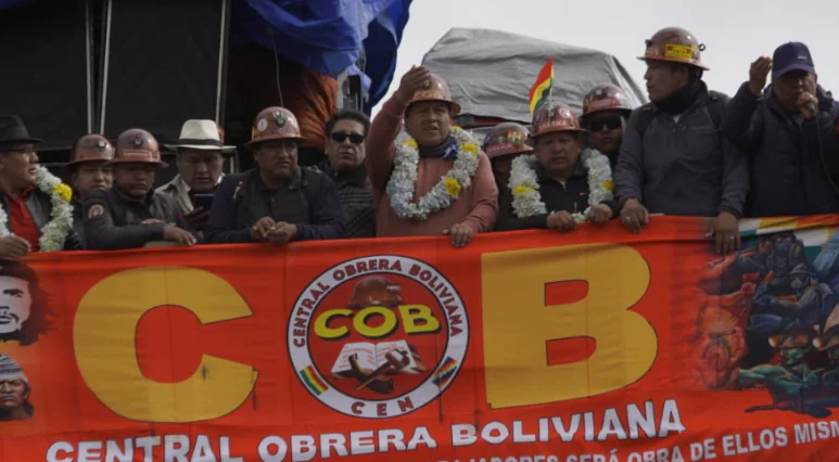 Dirigentes de la COB lideran la movilización.
Fotos: APG