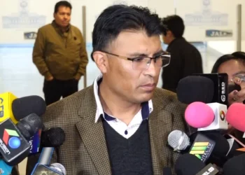 El senador Nilton Condori es entrevistado  por la prensa. (Captura: Senado)