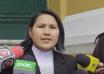 La senadora Elena Pachacute (Libre) es entrevistada por la prensa.