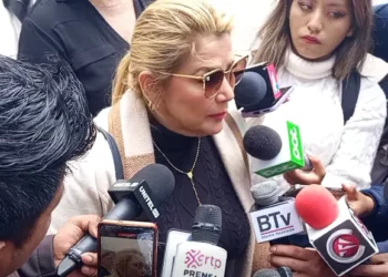 La expresidenta Jeanine Áñez es entrevistada por la prensa.