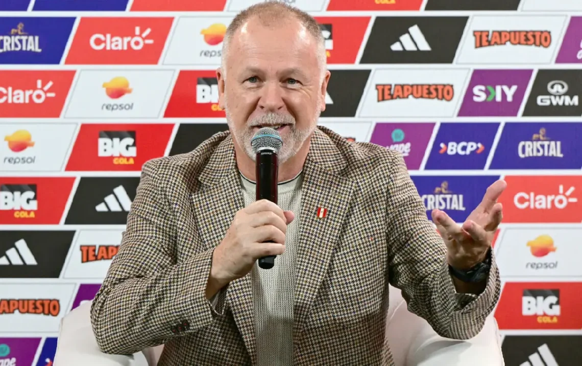 El brasileño Mano Menezes, nuevo seleccionador de Perú, habla en conferencia de prensa en Lima. (FOTO: AFP)