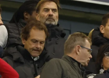 El entrenador de fútbol Jürgen Klopp (centro-arriba, con barba) sigue un partido clasificatorio para el Mundial entre Alemania y Eslovaquia. (FOTO: AFP)