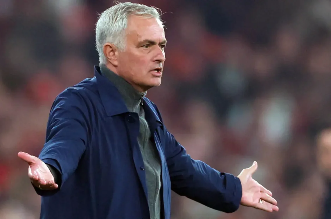 El técnico José Mourinho gesticula durante un partido de la liga portuguesa entre el Benfica y el Estrela da Amadora. (FOTO: AFP)