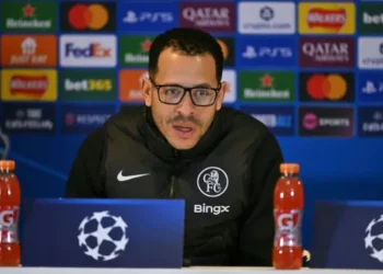 Liam Rosenior, entrenador del Chelsea, habla en una conferencia de prensa en la víspera de jugar ante el Pafos en la Liga de Campeones. (FOTO: AFP)