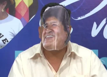 El presentador Ramiro García con una máscara de Evo Morales.
Captura RRSS
