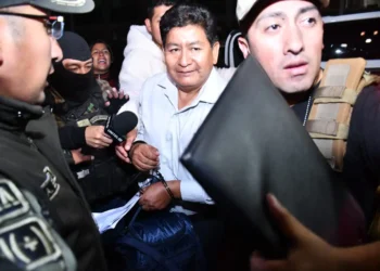 El exministro Édgar Montaño al llegar a La Paz, el viernes. Foto: APG