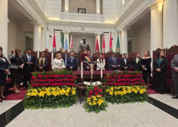 El presidente Rodrigo Paz junto con magistrados del Órgano Judicial. Foto: Rodrigo Paz