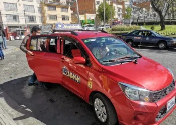 Segú la Alcaldía, el servicio de taxis y radiotaxis incrementó sus tarifas entre 50 y 100%. FOTO: AMUN
