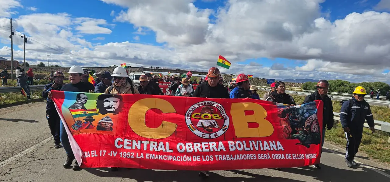 Marcha de la COB desde la localidad de Calamarca. (Foto: APG)