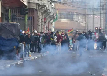 Marchista de la COB se enfrentan con la Policía el lunes.  (Foto: APG.)