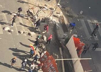 Los marchistas causaron destrozos en el ornato público y otros espacios. FOTO: GAMLP