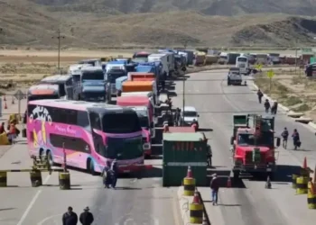 Sectores sociales bloquean una de las carreteras del eje central de país. (Foto: APG)