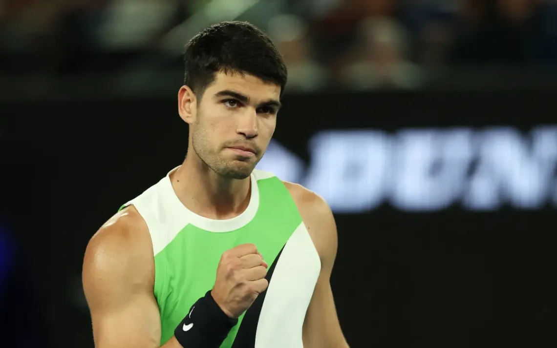 Carlos Alcaraz venció en su estreno en el Abierto de Australia 2026. (FOTO: ATP)
