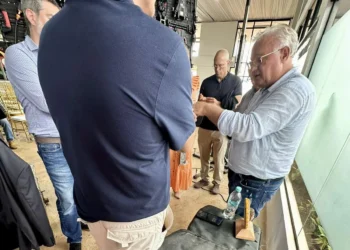 Eraí Maggi dialogó con el ministro Mauricio Zambrana. Foto: Ministerio de Obras Públicas.