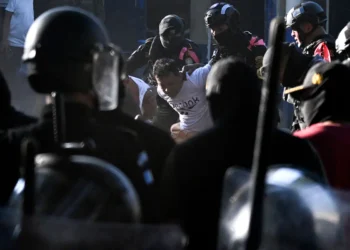 Un recluso es sometido por la policía antidisturbios después de que las autoridades recuperaron el control de la prisión. Foto: AFP