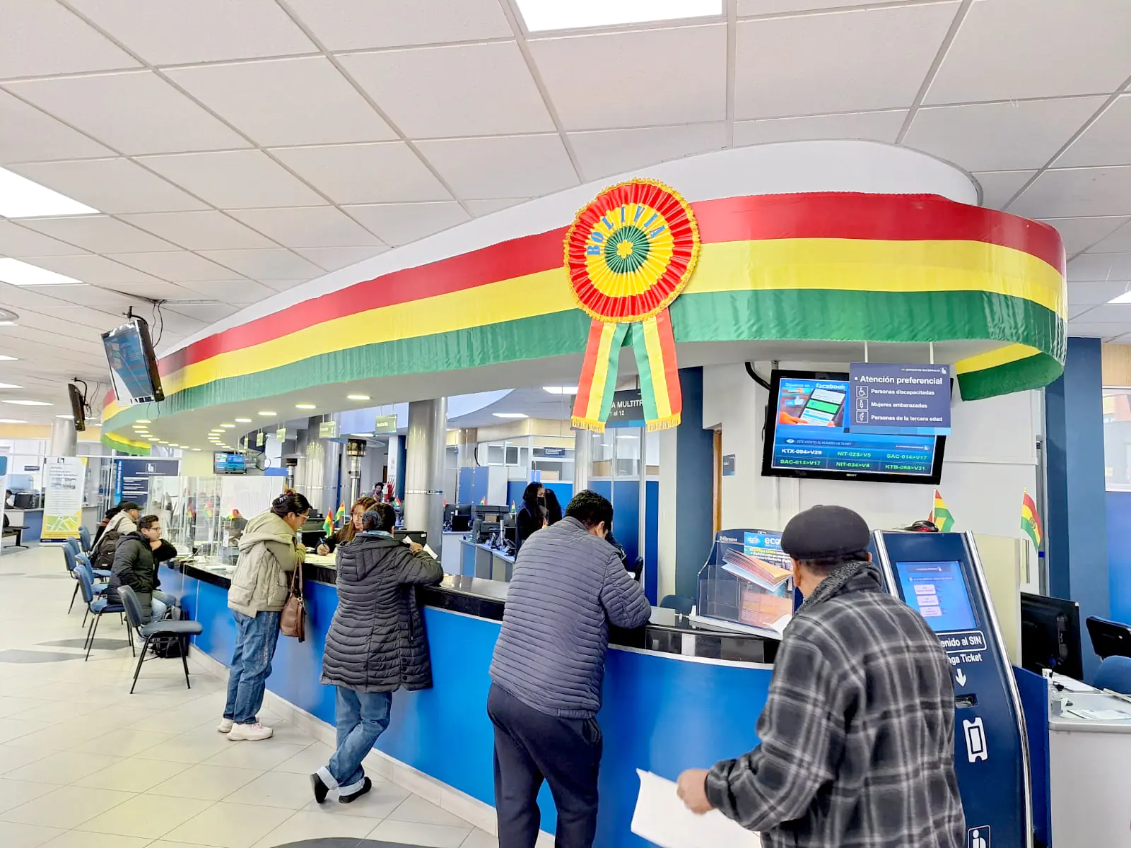 Contribuyentes realizan sus pagos. Foto: Impuestos Nacionales.