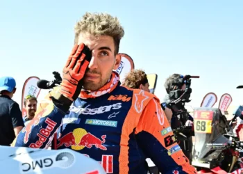 El piloto argentino Luciano Benavides tras la novena etapa del Rally Dakar. (FOTO: AFP)