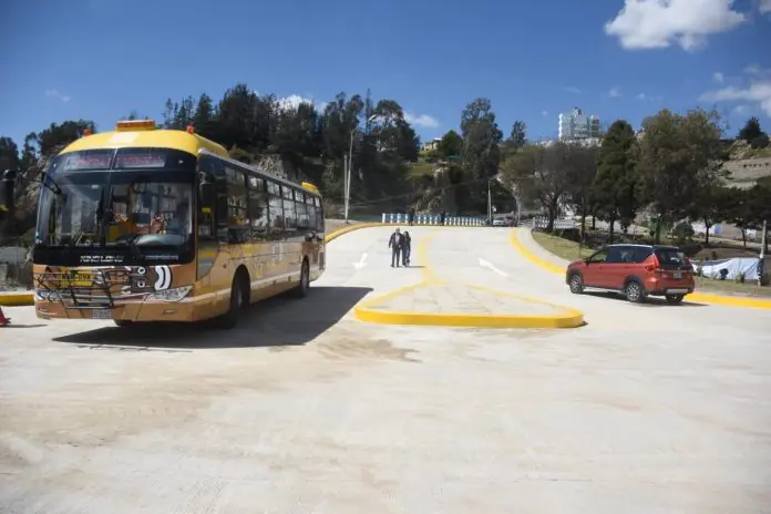 La Alcaldía de La Paz habilitó este domingo el Distribuidor Derechos Humanos, una obra ubicada en la calle 0 de Obrajes. FOTO: GAMLP