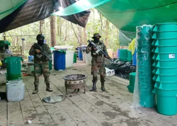 Agentes antidrogas intervienen una fábrica de droga en Cochabamba. (Foto: FELCN)