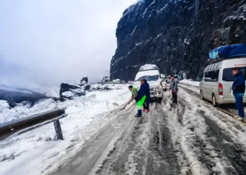 La caída de una intensa nevada en el sector de la Cumbre paralizó el tráfico vehicular. FOTO: ABC