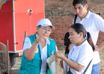 Personal del Sedes de Santa Cruz en campañas de fumigación para eliminar los mosquitos. FOTO: GADSC
