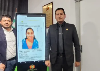 El fiscal departamental de La Paz, Carlos Torrez, junto a uno de los Tótems Informativos instalados. (Fotos: Fiscalía)