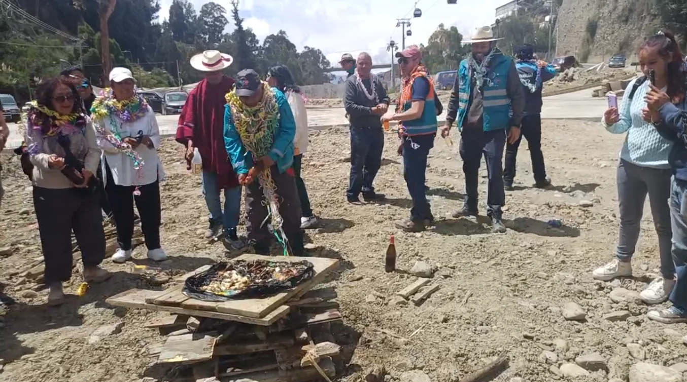 El alcalde Iván Arias participa de la ch´alla del avenida el Poeta.