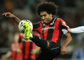 El defensa brasileño del Niza Dante despeja un balón ante el Brest. (FOTO: AFP)