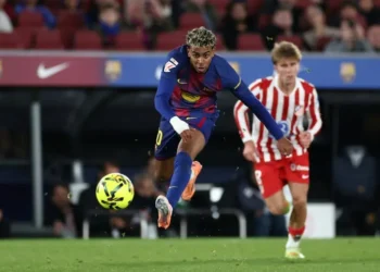 El delantero español del FC Barcelona Lamine Yamal remata a portería durante el partido de LaLiga FC Barcelona-Atlético de Madrid. (FOTO: AFP)
