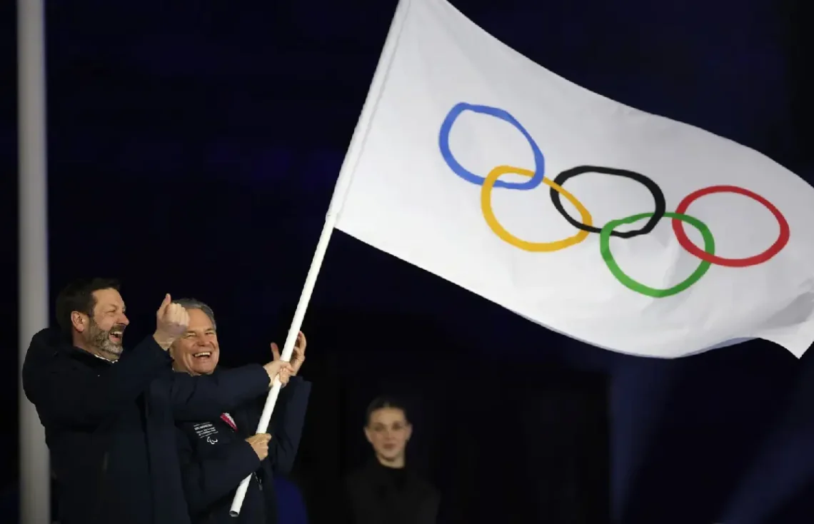 Entrega de bandera French Alps 2030. (FOTO: AFP)
