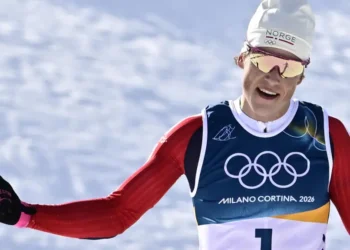 Johannes Klaebo festeja su oro olímpico en esquiatlón en los Juegos Olímpicos de Milán-Cortina. (FOTO: AFP)