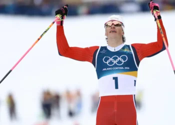 Johannes Klaebo tras ganar el esprint masculino del esquí de fondo de los Juegos Olímpicos de Invierno. (FOTO: AFP)