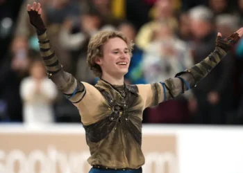 Ilia Malinin recibe el peluche de Cómo entrenar a tu dragón lanzado al hielo tras competir en el programa corto durante el Campeonato de Patinaje. (FOTO: AFP)