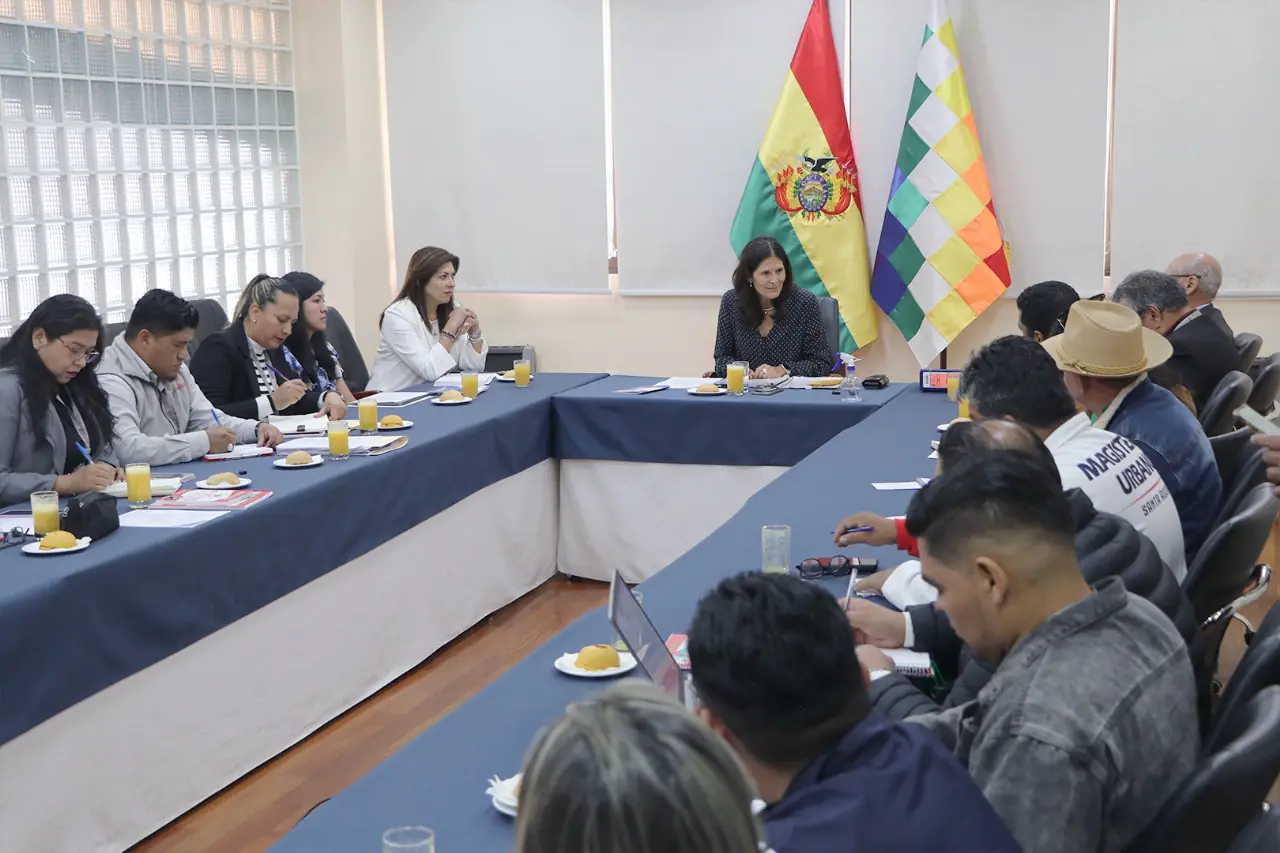 La ministra de Educación, Beatriz García, con representantes de organizaciones educativas en una reunión anterior. FOTO: Ministerio de Educación