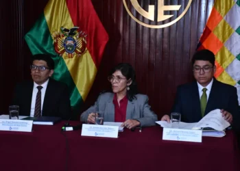 La contralora general del Estado, Sandra Quiroga, brinda una conferencia de prensa. (Foto: APG)