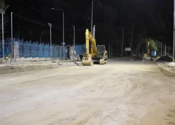 Obreros trabajan a contrarreloj para concluir dos avenidas en La Paz. FOTO: GAMLP