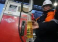 Un funcionario de YPFB recibe una muestra de gasolina en una estación de servicio de la zona Sur de La Paz.
Foto: APG