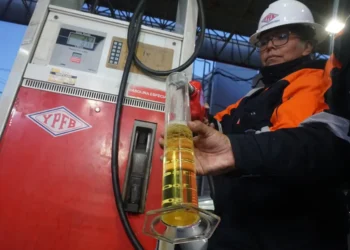 Un funcionario de YPFB recibe una muestra de gasolina en una estación de servicio de la zona Sur de La Paz.
Foto: APG
