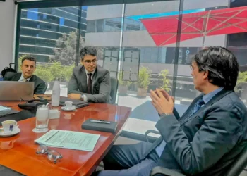 El ministro Zamora se reúne con representantes de la OACI. Foto: Ministerio de Obras Públicas.