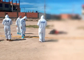 Personal del IDIF y la Policía realizaron el levantamiento del cuerpo. FOTO: Fiscalía de Oruro