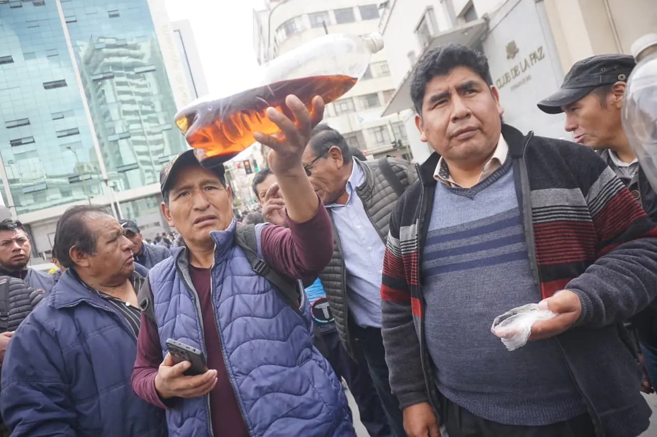 Choferes exigen renuncias de Medinceli y Akly crisis del combustible