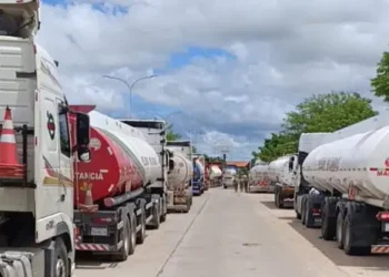 Cisternas hacen fila en instalaciones de la refinería de Palmasol. Foto: Comité Pro Santa Cruz