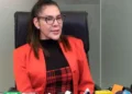 La diputada Sandra Rivero es entrevistada por la prensa.