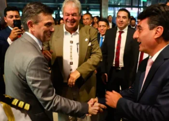 El presidente Rodrigo Paz con el alcalde de Tarija, Johnny Torrez. Foto: Alcaldía de Tarija.