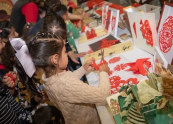 Los estudiantes de primaria del colegio Calvert de La Paz participan del Festival de Faroles. FOTO: La Razón