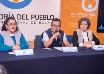 El defensor del Pueblo junto a los representantes de las misiones electorales. (Foto: Defensoría)