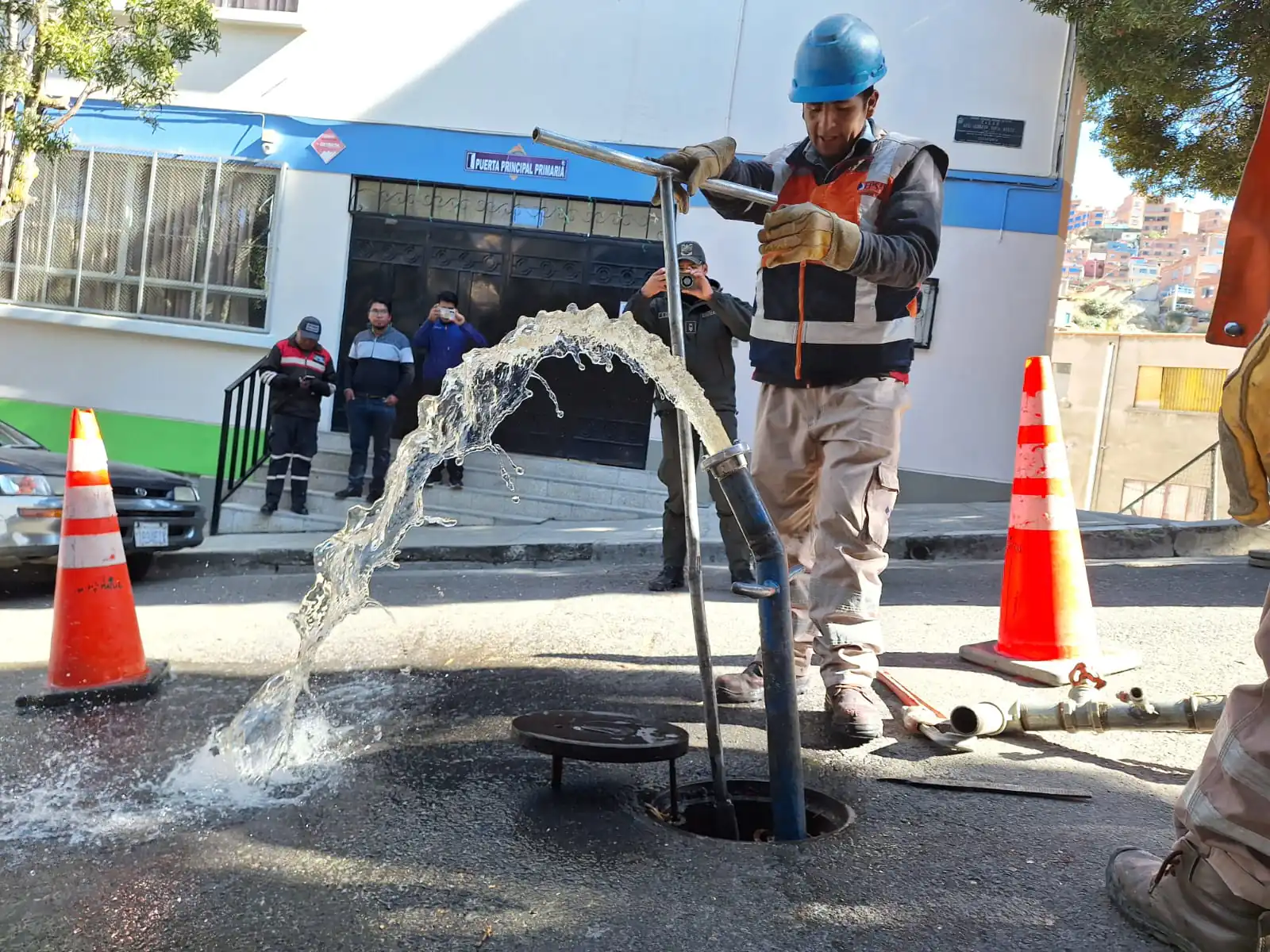 La ley establece que se debe instalar hidrantes estratégicos en centros de salud, mercados, avenidas principales y otros. FOTO: EPSAS
