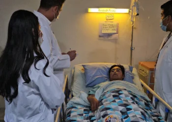 Un herido en el accidente aéreo es visitado por el vicepresidente Edmand Lara. FOTO: Vicepresidencia