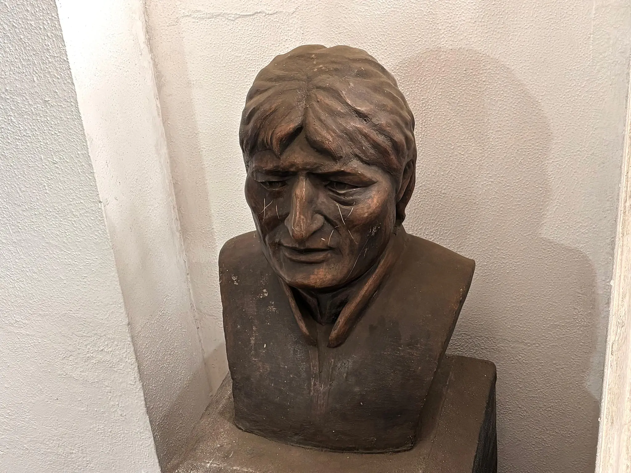 Es retirado de la Asamblea el busto de Evo Morales