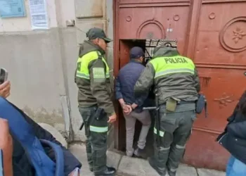 Un hombre es ingresado a la cárcel de San Pedro de La Paz. FOTO: ERBOL